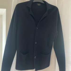 Massimo dutti kofta  - Massimo Dutti kofta Merino Wool  Storlek medium Använd fåtal gånger men i stort sett som ny. Inga flaws 