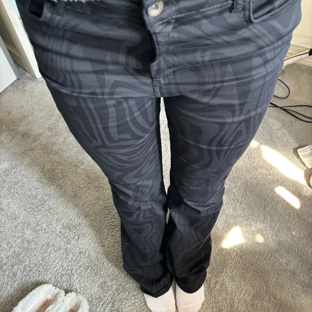Jättesnygga bootcut jeans från calzedonia! Inga tecken på andväning💞. Jeans & Byxor.