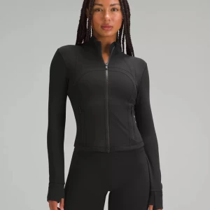 Lululemon storlek 34 - Säljer helt oanvänd define cropped jacket Nulu från Lululemon i storlek 34 i svart.