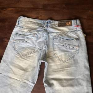 Supersnygga ljusa bootcut jeans som tyvärr inte passade mig🫶🏼midjemått rakt över 37 cl och innerbenslängd 83 cm