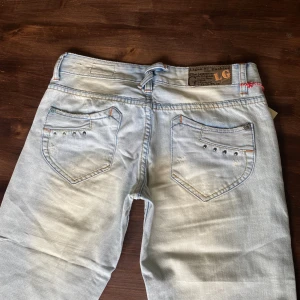 Bootcut jeans - Supersnygga ljusa bootcut jeans som tyvärr inte passade mig🫶🏼midjemått rakt över 37 cl och innerbenslängd 83 cm