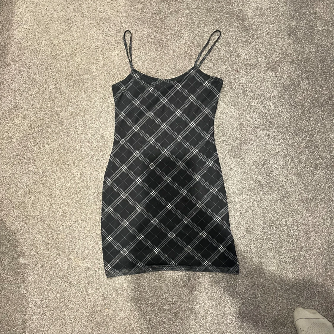 Mönstrad svart kort klänning från HM