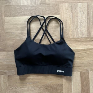 Sportbh - Stronger - Använd fåtal gånger. Medium support. Insydda kupor.