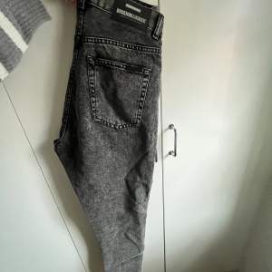 Raka jeans från DrDenim i jättefin grå tvätt. Knappt använda, jättefint skick. Skriv för fler bilder!