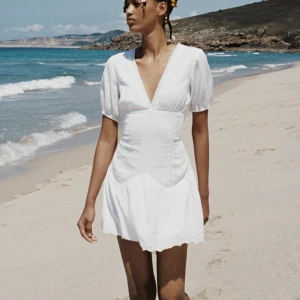 Zara klänning - Fin klänning från Zara med lappen kvar. Perfekt till studenten!! Köparen står för frakten💗