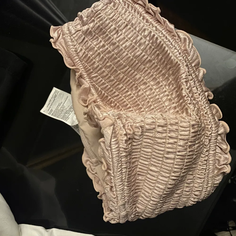 En guldig bikini bandu, använt knappt. Ska finnas band till som fortfarande ligger kvar i påse.. Muu.