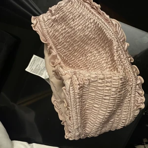 Bikini överdel  - En guldig bikini bandu, använt knappt. Ska finnas band till som fortfarande ligger kvar i påse.