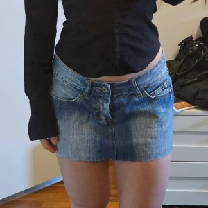 Lågmidjad jeanskjol - Lågmidjad kort jeanskjol med midjemåttet 37-38 cm💕 Står stl m, men den passar på mig som vanligtvis har s