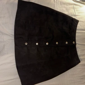 Svart kjol - Söt kort kjol som aldrig använts☺️
