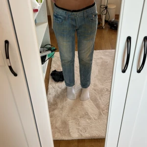 Blåa lågmidjade jeans - Snygga lågmidjade jeans i bra skick då de it används pga att de är för stora för mig. Midjemåttet är 37 cm rakt över