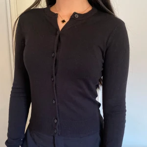 svart kofta från H&M - jätte fin kofta från H&M, använt ett par gånger men ingen användning av den längre. Köpt för 190 kr men säljer nu för 100 kr. Jätte skön med bra passform och bra kvalite 🖤