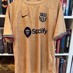 Barcelona Lewandowski tröja - Riktigt snygg och cleen till varma sommardagar samt näst intill helt ny. Inga defekter eller så vidare utan använde ett fåtalls gånger. Den är stl L men jag skulle säga att den passar folk mellan 178-190 som bäst. Skriv gärna vid frågor. 