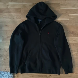 Ralph lauren zip hoodie - Fräsch zip hod från raffe, super fin knappt använd:) i storlek 18-20 sitter som en S
