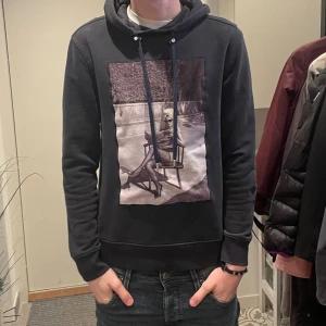 Limitato Hoodie  - Säljer en Limitato Hoodie som funkar för allt, schysst tryck och skönt material ~ Strlk: S ~ Box finns ~ Mitt pris 845 ~ Bara att höra av er om ni undrar något!!🙌🏼🙌🏼