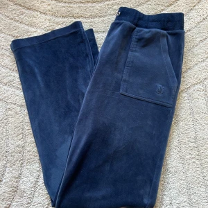 Juicy Couture | Byxor | Mjukisbyxor - Kvalitén på byxorna är som nytt, dock är byxorna noppriga i midjan, snören saknas och en knapp är trasig - men fungerar att stänga knapparna!💙  Nypris: 1099kr