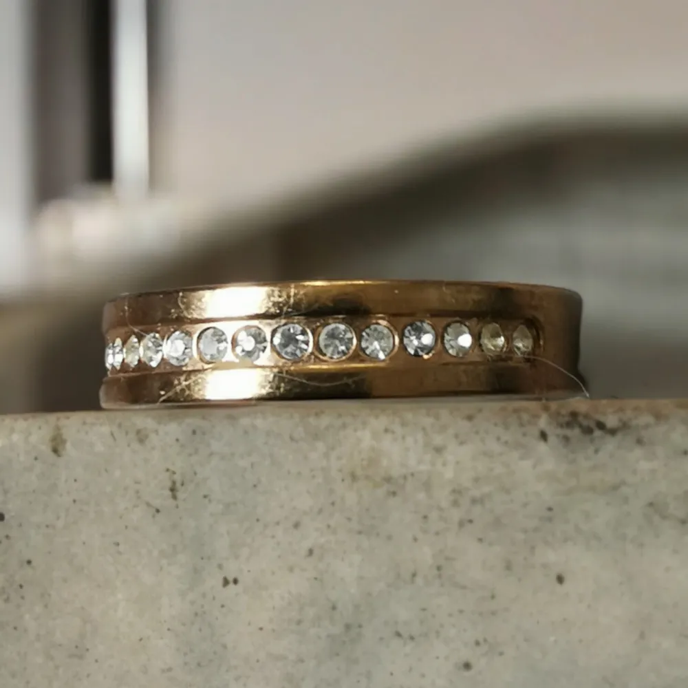 Ring från bud to rose Stainless steel Storl M 18,1 mm Bredd 5mm Rosefärgad Ask medföljer inte Katt finns i hemmet . Asusteet.