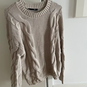 Tröja  - Beige Stickad tröja 