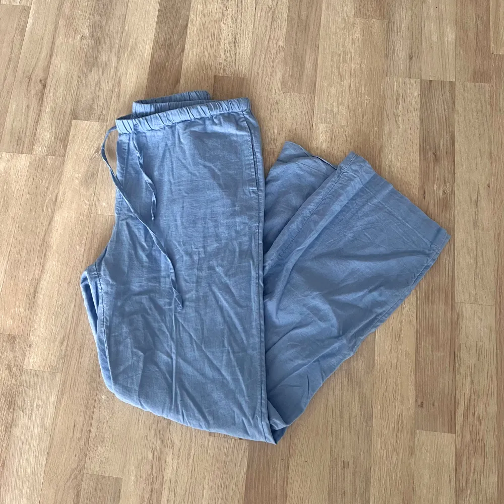 Sellin these lovely linen pants for summer. Only washed once, not used because they are one size too big for me. . Jeans & Byxor.