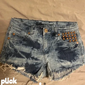 Jeansshorts med nitar - Storlek 158. Batik och nitar.
