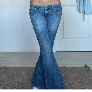 Lågmidjade jeans  - Hej säljer ett par jätte snygga lågmidjade jeans. Inga defekter eller något. Däremot är dem sprättade längst ner på jeansen då jag ville ha dem längre. Jag är ungefär 170 cm och dem passade efter när  jag hade sprättat upp dem❤️