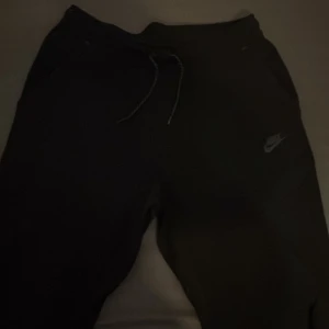 Nike tech byxor  - Nike tack byxor till salu, har tröttnat på dom   L men passar M efter som dom är små i storleken 
