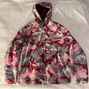 Valentino Windbreaker  - Säljer nu denna sällsynta Valentino windbreakern. Jackan är i nyskick utan prislapp och saknar kvitto, men 4e bilden tecknar på äktighet. Jackan är i storlek 52 vilket motsvarar ”L”. Nypris kostar denna jacka 12000kr men jag säljer den för 4199kr.