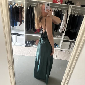 Snyggaste balklänningen !! - Säljer denna balklänning som aldrig är använd men glömde skicka tillbaka den i tid. Sjukt snygg och i solen är den såå vacker.🥹Helt slutsåld hos by-stina 