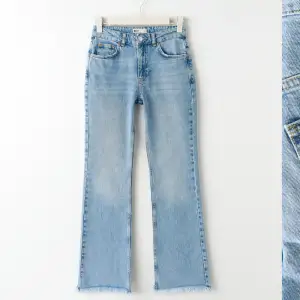 Säljer dessa ljusblå jeans ifrån Gina, dom är midwaist och har inte mycket tecken på användning kan skicka fler bilder priv  Köpte för 499kr💞