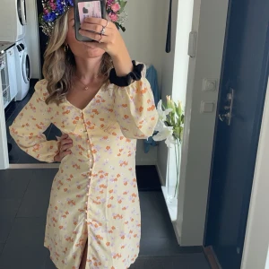 Sommarklänning NLY - Jättefin sommarklänning med blommigt mönster. Skönt material och endast använd en gång!💞