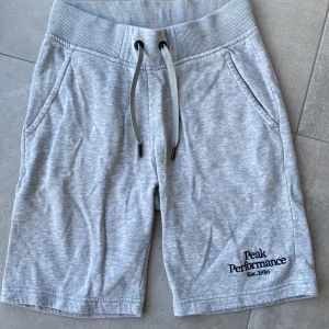 Peak Preformance shorts - Säljer nu av kläder för billig peng. Använt många gånger men mycket fint skick. Hör av er vid intresse