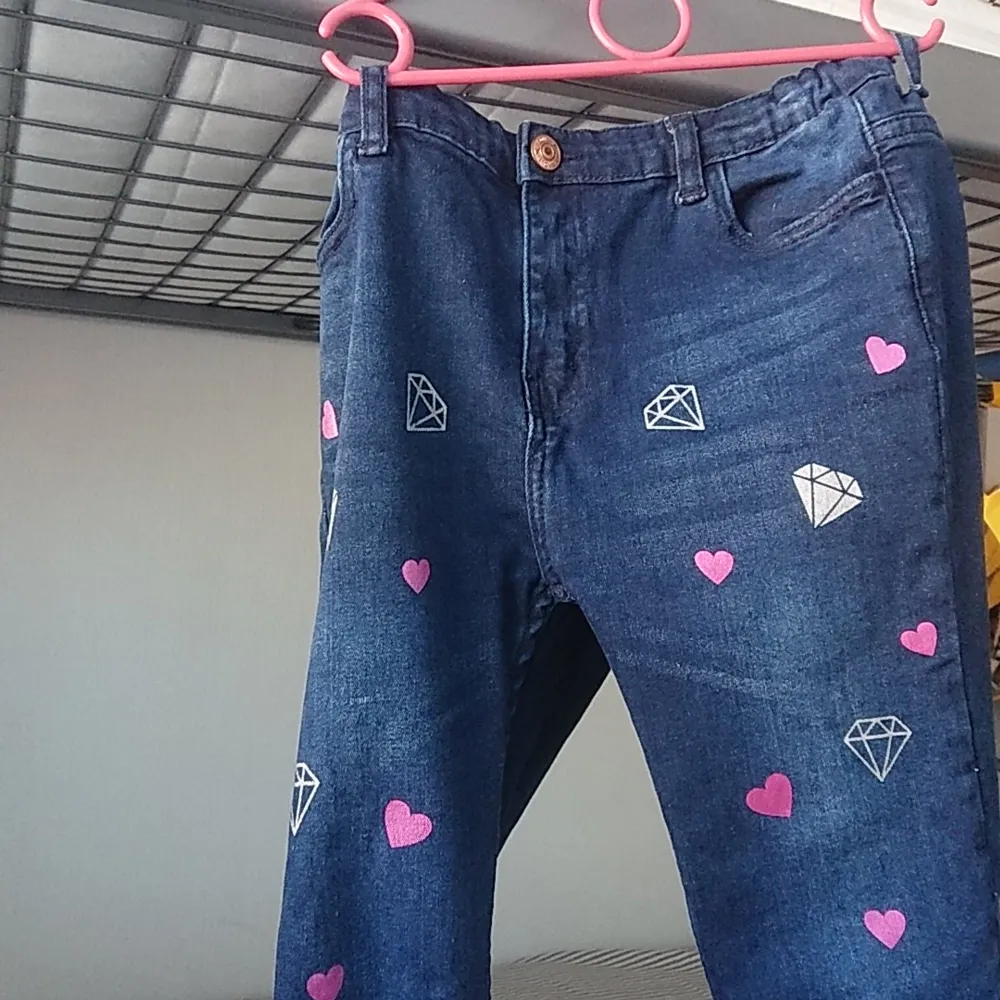 It is both jeans or pants with heart shapend pic on it. It is for 10 to 11 year old girls. Prices can be lower if interested. Jeans & Byxor.