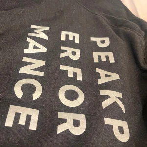 Peakperformance hoodie - En peakperformance hoodie i barnstorleken XL men skulle säga att den sitter som XS/S. ❤️ Lite sliten men inget som syns vid användning. Skriv för fler bilder. Pris kan diskuteras!!