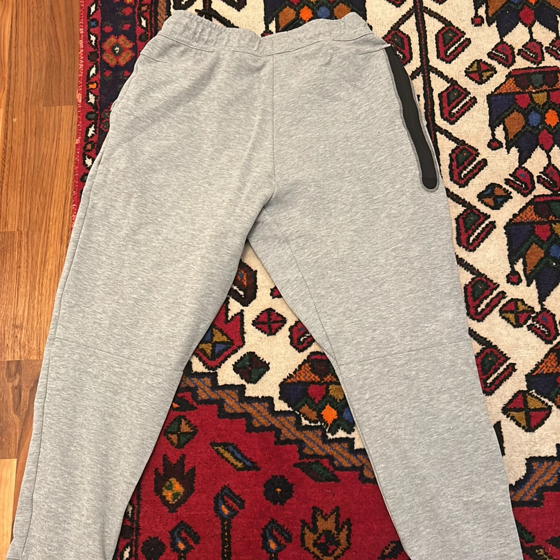 Gråa Nike tech byxor - 90