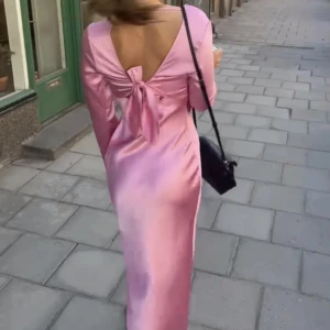 Lång satinklänning - Ginatricot - Oanvänd satinklänning i färgen rosa, den har kvar sin etikett på, helt oanvänd. Storlek XS, är slutsåld överallt. Originalpris 699kr, säljer för 550kr.💓 skriv för fler bilder🫶🏼