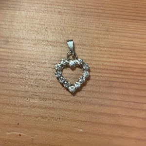Halsband  - Hänge till halsband i bra skick 
