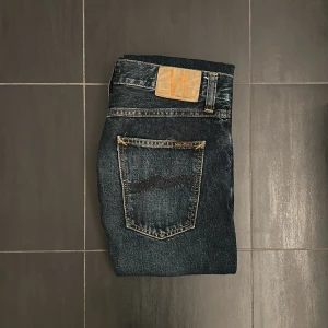 Nudie Jeans - Ett par Steddie Eddie II i riktigt snygg färg, sparsamt bevarat och perfekt inför säsongen! Passformen är slim, fast inte lika tajt som andra modeller. Hör gärna av er vid frågor! 