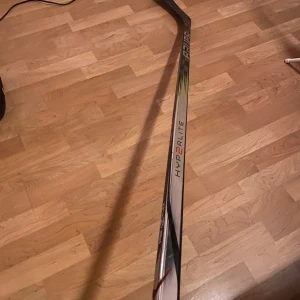 Hockey klubbor  - Tja! Säljer mina hockey klubbor! 3 stycken hyper2lite 77 flex på alla tre men på en är de p92 och dom andra två p90 de säljes billigare pågrund av nån spricka i nån av p90 klubborna pm om du e intresserad! 2500 för alla 
