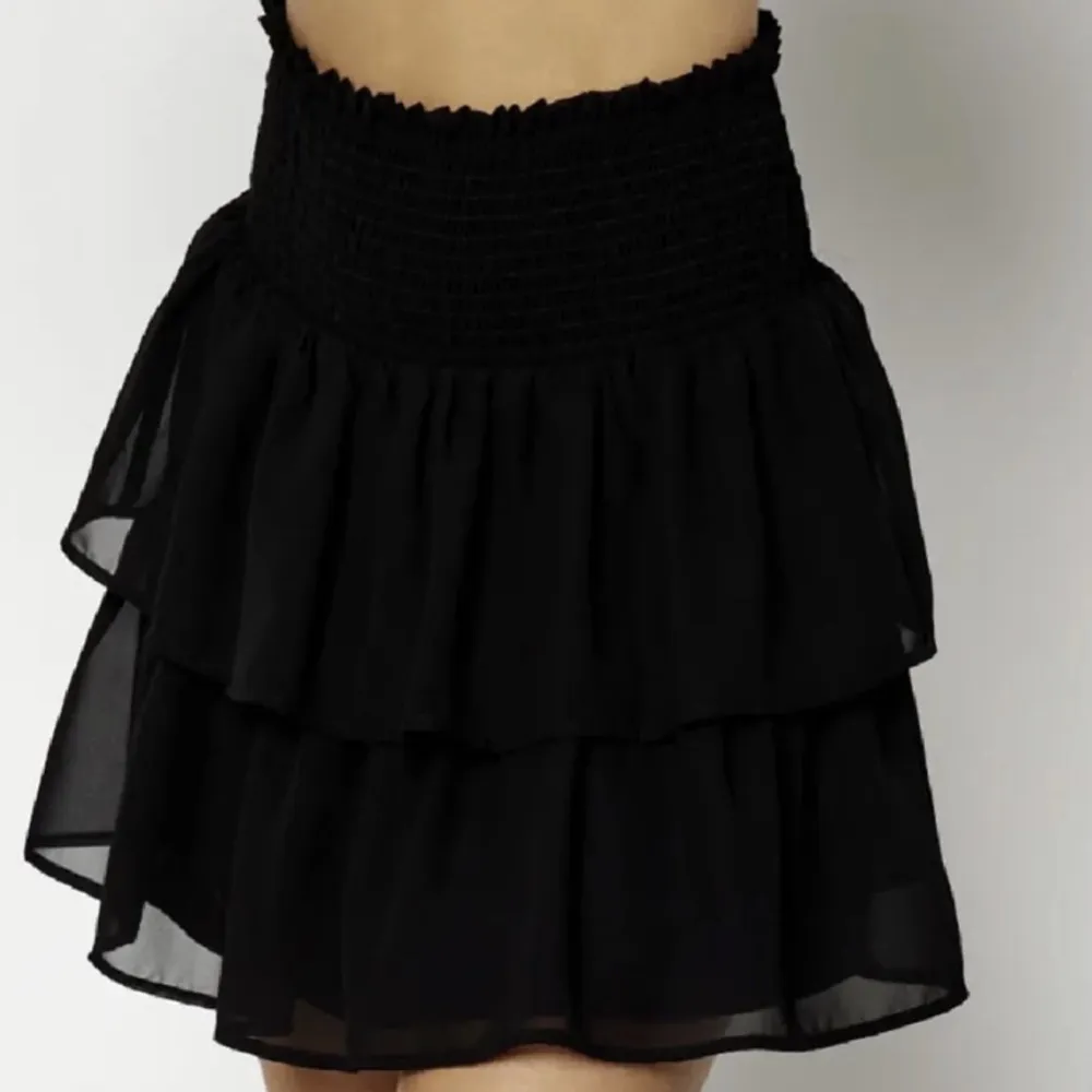 Säljer denna svarta kjolen från Chelsea so, köpte den 2021 i Göteborg för 450kr. Endast använd 3 gånger, ser ut som ny. Storlek M men skulle säga den fungerar som S och L! Säljer samma kjol i vitt, går bra att köpa båda för 200kr! . Kjolar.