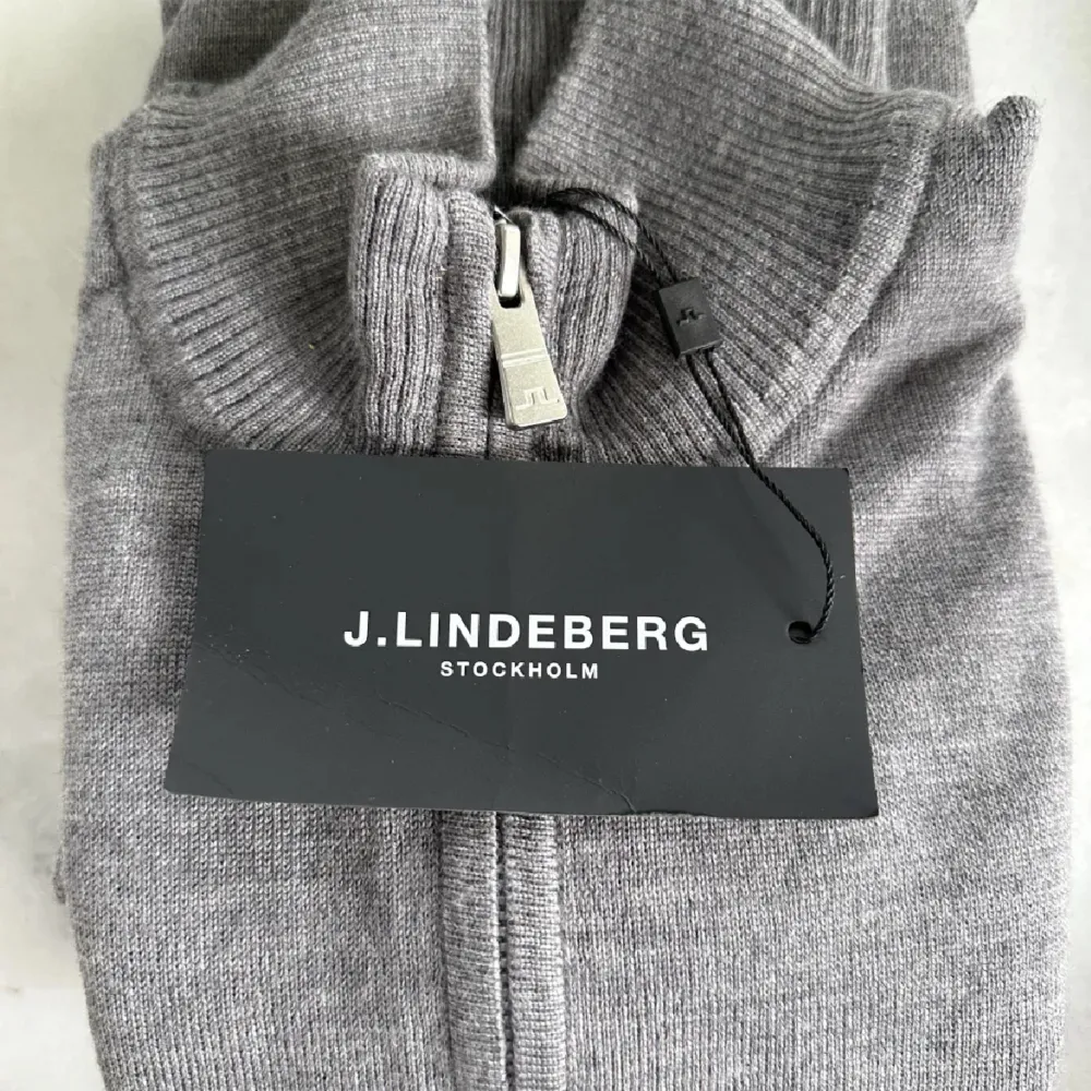 Säljer denna gråa halfzip från märket J.Lindeberg. Tröjan är helt i nyskick. Skriv vid frågor. Tröjor & Koftor.