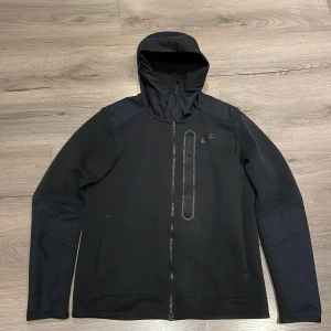 Nike tech fleece - Bra skick, säljs nu på grund av att jag har växt ut den.  