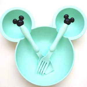 Ta din måltid till magiska nivåer med våra Mickey Mouse-tallrikar och matchande bestick!  Perfekta för små och stora Disney-fans🏰