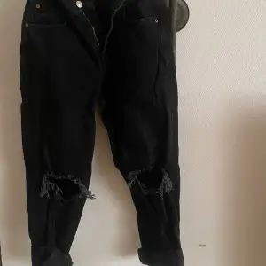 Svarta jeans i storlek 40 som används fåtal gånger. 