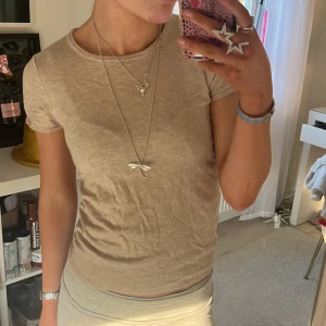 Kashmir t shirt - Så fin stickad t shirt som jag tror är i Kashmir! Lappen är tyvärr bortklippt men är snarlik soft goat och blir inte nopprig! 🩷🩷