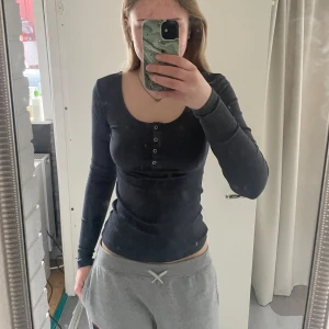 Blå tröja  - Gråblå tröja från pieces. Knapp använd 🎀