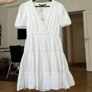 En vit Zara klänning nästan aldrig använd och i bra skick. I storlek S.