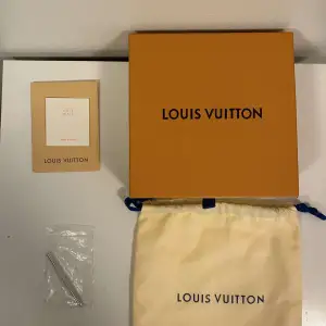 Säljer mitt oanvända Louis Vuitton Monogram Bälte! Hör av dig vid frågor, postar oftast samma dag som köpet görs.