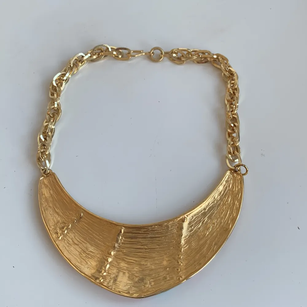 Säljer ett superfint halsband i guld som inte kommer till användning. Den är helt oanvänd och utan defekter. Lägg gärna prisförslag💗. Accessoarer.