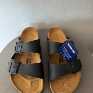 Birkenstock tofflor - Tja, säljer dessa grymt snygga birkenstock tofflor, helt nya! Enbart testade. Inga flaws eller annat