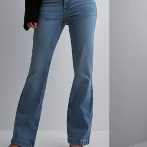 Sjuk snygga jeans! Helt oanvända endast testad, i den äldre modellen men exakt samma passform. Säljer då det inte passade mig.💗 Nypris 449kr