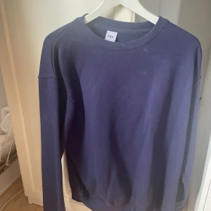 Sweatshirt blå - Sweatshirt från Zara. Använd men inte sliten. Fråga om du vill ha fler bilder på den!